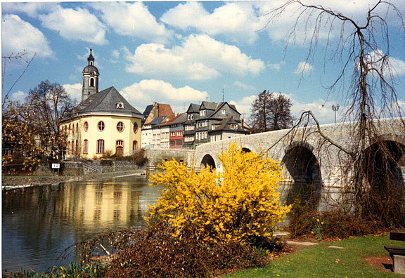 An der Lahn mit Blick auf die Hospitalkirche